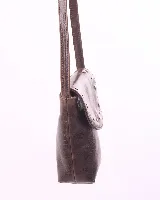 Porta celular negro de cuero charol, con correa fina y solapa con tachas plateadas.