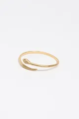 Pulsera rígida dorada con diseño envolvente de serpiente, con detalles de textura grabada en la cabeza y la cola.