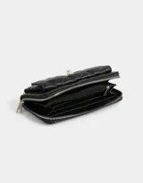 Billetera negra de cuerina con diseño acolchado, formato fichero, bolsillo frontal con broche y botón, cierre superior circundante y monedero interno con cierre.