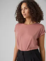 Remera color rosa viejo de corte recto y mangas cortas con dobladillo.