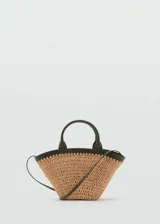Bolso tipo tote de paja trenzada color beige, con detalles y asas de cuero sintético color verde oscuro. Incluye correa larga desmontable para usar al hombro.