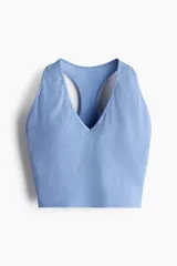 Top deportivo celeste acanalado, con breteles anchos y espalda nadadora. Cuenta con copas forradas con relleno extraíble y sujeción media.