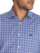 Camisa de manga larga celeste con microestampado, cuello italiano, bolsillo en el pecho con logo bordado y corte regular.