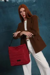 Cartera capitoneada color negro, con diseño geométrico y asa resistente. Amplia y cómoda, ideal para el uso diario.