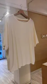 Remera color crema de morley y viscosa, de corte holgado y mangas cortas.