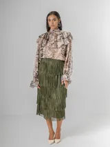 Maxi falda con múltiples capas de flecos, confeccionada en tela elastizada. Disponible en negro, beige y verde militar.