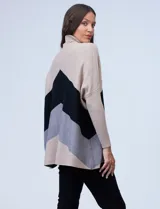 Polera tejida beige con diseño de animal print, de corte oversize y manga larga japonesa con puño elastizado.