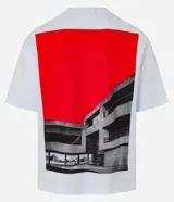 Remera masculina de corte boxy color blanco, con cuello redondo y mangas cortas. Presenta estampa lettering en el frente y photoprint en alto relieve en la espalda.