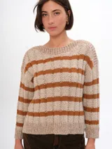 Sweater de punto con rayas horizontales en color gris y negro. Tiene cuello redondo y mangas largas con puños ajustados. El corte es holgado y llega hasta la cintura.