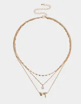Collar corto dorado multicadena con dije de corazón y letra R.