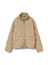 Campera color beige con diseño acolchado, cuello alto, cierre frontal con cremallera, dos bolsillos delanteros con solapa y puños acanalados.