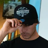 Gorro negro con logo de Maui and Sons bordado en blanco en el frente.