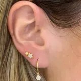 Aros de plata de ley 925 con acabado en oro de 18k y piedras de circonia.