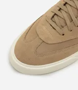 Championes casuales de hombre, color beige, confeccionados en gamuza sostenible, con punta redonda, cierre con cordones y suela vulcanizada. Interior forrado en poliéster.