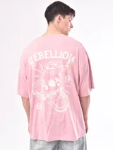 Remera manga corta color gris oscuro con estampado pequeño en el pecho.