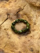 Set de pulseras elásticas con cuentas de piedra en tonos amarillo, naranja, rojo, verde y marrón.