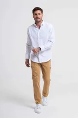 Pantalón cargo color beige, de corte recto y tiro medio, con bolsillos laterales con solapa y bolsillos traseros.