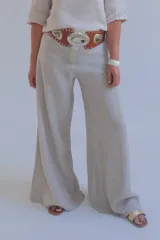 Pantalón de lino color beige, de corte palazzo y tiro alto.