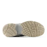 Championes New Balance modelo ML725, color blanco y plateado, con logo "N" en negro.