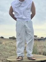 Pantalón celeste y crudo a rayas, tipo lino, de corte recto y relajado.