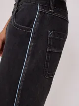Bermuda de jean celeste con detalle de una línea vertical naranja en los laterales.