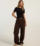 Blusa color beige de viscosa con elastano, de manga corta, cuello redondo, textura acanalada y bajo ondulado.