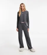 Conjunto de pijama largo gris de punto, compuesto por una blusa de mangas largas con cuello redondo y un bordado de corazón en el centro, y un pantalón con cintura elástica y lettering "Queen of your heart".