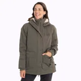 Campera verde militar con capucha, cuello alto con interior de piel sintética, cierre frontal con botones a presión y cremallera, múltiples bolsillos frontales con botón y cordón ajustable en la cintura.