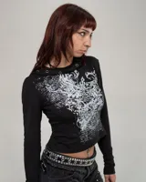 Remera negra con capucha, mangas largas y estampado abstracto en blanco.