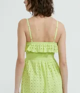 Vestido largo lila con tirantes finos, escote cuadrado, volantes en el busto y falda con textura de agujeros.