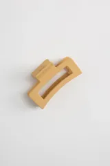 Pinza para el pelo rectangular color beige opaco.