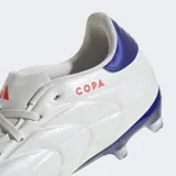Championes de fútbol Adidas Copa Pure 2 Pro, color blanco con detalles en azul y rojo.