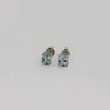 Par de aros pequeños de plata 925 con topacio celeste ovalado.
