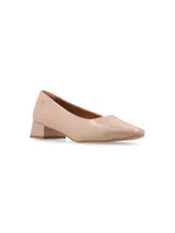 Zapato de cuero color beige con textura croco charolado y punta lisa al tono. Tiene un taco cuadrado de 3,5 cm, plantilla de cuero y suela de goma laqueada.