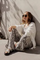 Pantalón de rayón con estampado animal print, corte suelto y tiro alto.