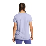 Remera deportiva Under Armour color fucsia con logo blanco estampado en el frente.