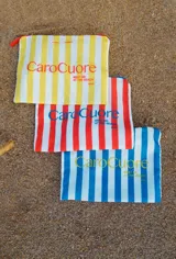 Vedetina de bikini color verde azulado con textura acanalada. Presenta un detalle de nudo o frunce en el lateral.