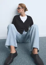 Jeans de mujer color azul claro, de tiro alto, corte wide leg y bajo deshilachado. Cierre de cremallera y botón, con cinco bolsillos y trabillas.