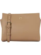Cartera bandolera pequeña color beige con correa ajustable, confeccionada en poliéster reciclado y poliuretano. Presenta el logo TH metalizado en dorado en la parte delantera.