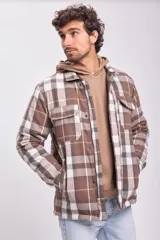 Sobrecamisa de franela a cuadros color tostado, con cierre frontal con botones y bolsillos en el pecho.