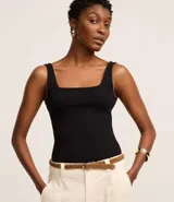 Blusa negra de rib con breteles anchos y escote cuadrado.