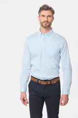 Camisa blanca de corte sport, con cuello y cierre de botones.