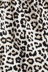 Top de punto de algodón con estampado animal print, cuello redondo y mangas globo cortas con ribete elástico.