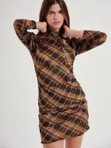 Vestido corto marrón con estampado a cuadros, cuello alto, mangas largas abullonadas y detalles de lurex.