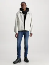 Pantalón de jean azul oscuro, de corte skinny, con tiro bajo y cinco bolsillos.