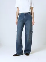 Pantalón wide leg color negro con bolsillos cargo laterales y tiro alto.