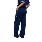 Pantalón deportivo azul marino de corte recto con el escudo del Club Nacional de Football bordado y una franja blanca vertical a lo largo de la pierna.