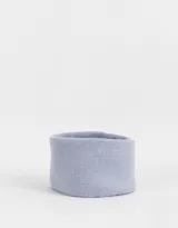 Cuello circular tejido de lana color lila.