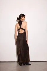 Vestido largo de fiesta color cobre con sutil brillo, cuello alto y espalda descubierta con botones.