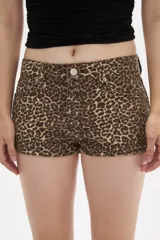 Short de jean con estampado animal print, tiro alto y bolsillos.